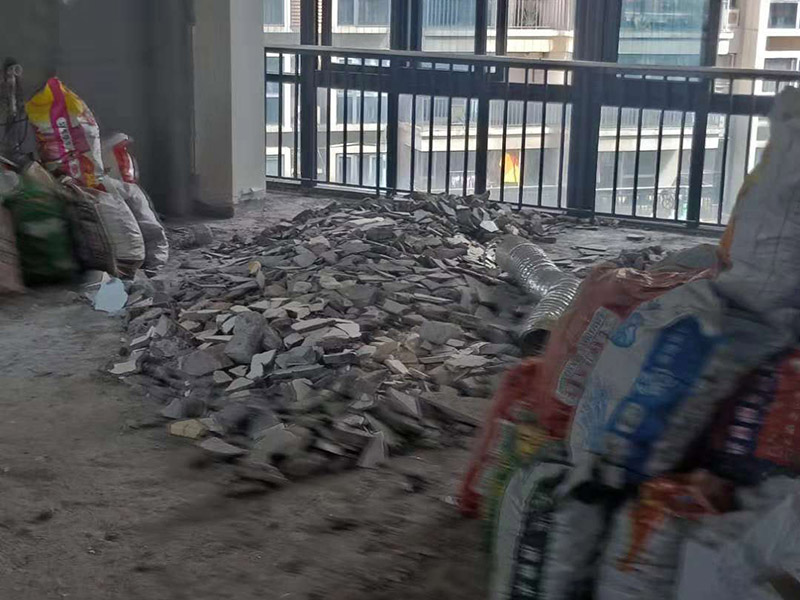 整體裝修拆除：主體拆改就是先改變空間格局框架，然后在搭建好的框架上做水電、吊頂?shù)软椖俊Ｖ饕獌?nèi)容包括拆墻、砌墻、鏟墻皮、拆暖氣、換塑鋼窗等等。如果是二手房進(jìn)行主體拆改，那么還要做水電改造，空調(diào)移機之類的步驟，方便后期墻面涂刷。 1、設(shè)計圖紙。在進(jìn)行拆改之前先要設(shè)計好圖紙，根據(jù)業(yè)主的需求，將空間重新劃分。若是沒有圖紙的指導(dǎo)就直接拆改，萬一拆改錯了，那么就是費工又廢料。 2、原主體材料的留去。原有的裝修材料能用的就留下來，例如墻面處理時原來的膩子是防水膩子，就不用鏟了。 3、墻體拆改。按照裝修圖紙的指示進(jìn)行拆墻、砌新墻。 4、地面拆改要拆掉地皮，墻面裝修要拆掉暖氣，門窗也要更換。 5、清理垃圾。拆除工程會產(chǎn)生大量的垃圾，如不及時清理會耽誤拆除進(jìn)程。