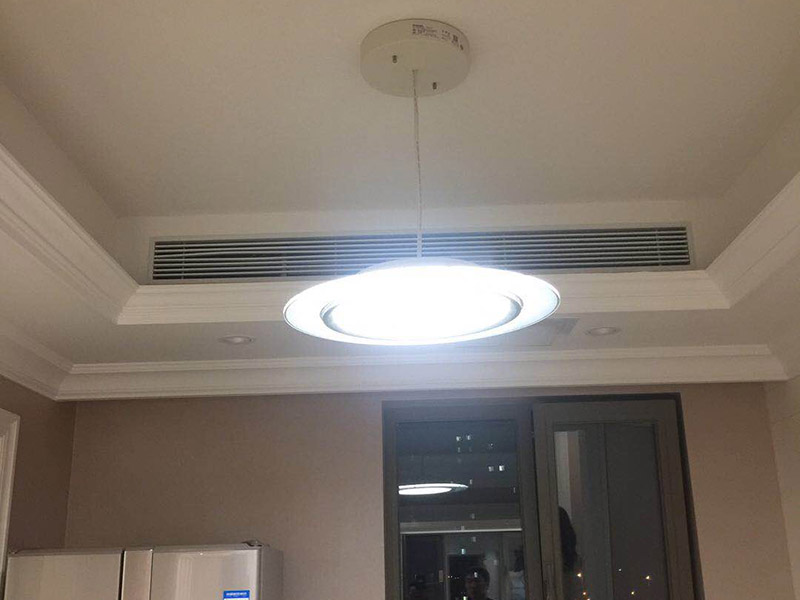 安裝燈具：1、燈具檢查 檢查燈具的安裝配件，看生產商的有關文件和技術是否齊全，看燈具的外觀是否有損壞，有無變形、金屬脫落、腐蝕等現象。 2、組裝燈具 將燈具部件連成一體，燈的穿線長度要適宜，對于多出的線頭應搪錫，要注意區分火線和零線，將線路理順。 3、燈具安裝 燈具電源線要留足，然后剪去余線，剝出線頭，再用螺釘將燈座安裝在接線盒上。 4、通電試運行 安裝完成后，打開電源，檢測是否通電。
