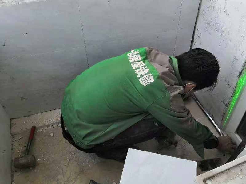 瓷磚鋪貼：1、基層處理 將塵土、雜物徹底清掃干凈，不得有空鼓、開裂及起砂等缺陷。 2、彈線 施工前在墻體四周彈出標高控制線，在地面彈出十字線，以控制地磚分隔尺寸。 3、預鋪 首先應在圖紙設計要求的基礎上，對地磚的色彩、紋理、表面平整等進行嚴格的挑選，然后按照圖紙要求預鋪。對于預鋪中可能出現的尺寸、色彩、紋理誤差等進行調整、交換，直至達到最佳效果，按鋪貼順利堆放整齊備用。 4、鋪貼 鋪設選用1：3干硬性水泥砂漿，砂漿厚度25mm左右。鋪貼前將地磚背面濕潤，需正面干燥為宜。把地磚按照要求放在水泥砂漿上，用橡皮錘輕敲地磚飾面直至密實平整達到要求。 5、勾縫 地磚鋪完后24h進行清理勾縫，勾縫前應先將地磚縫隙內雜質擦凈，用專用填縫劑勾縫。 6、清理 在家裝貼瓷磚施工過程中隨干隨清，完工后(一般宜在24h之后)再用棉紗等物對地磚表面進行理。