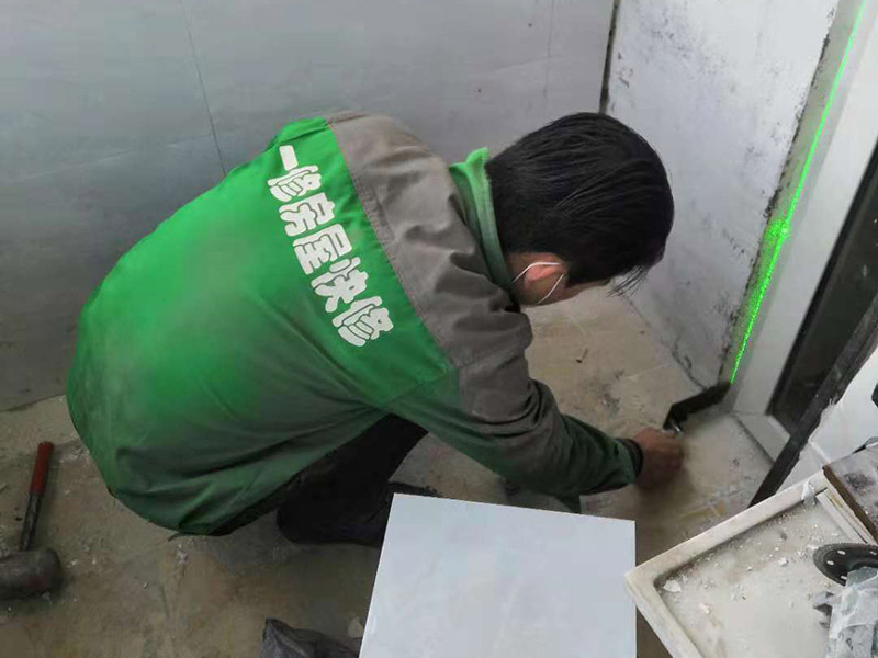 瓷磚鋪貼：1、基層處理 將塵土、雜物徹底清掃干凈，不得有空鼓、開裂及起砂等缺陷。 2、彈線 施工前在墻體四周彈出標高控制線，在地面彈出十字線，以控制地磚分隔尺寸。 3、預鋪 首先應在圖紙設計要求的基礎上，對地磚的色彩、紋理、表面平整等進行嚴格的挑選，然后按照圖紙要求預鋪。對于預鋪中可能出現的尺寸、色彩、紋理誤差等進行調整、交換，直至達到最佳效果，按鋪貼順利堆放整齊備用。 4、鋪貼 鋪設選用1：3干硬性水泥砂漿，砂漿厚度25mm左右。鋪貼前將地磚背面濕潤，需正面干燥為宜。把地磚按照要求放在水泥砂漿上，用橡皮錘輕敲地磚飾面直至密實平整達到要求。 5、勾縫 地磚鋪完后24h進行清理勾縫，勾縫前應先將地磚縫隙內雜質擦凈，用專用填縫劑勾縫。 6、清理 在家裝貼瓷磚施工過程中隨干隨清，完工后(一般宜在24h之后)再用棉紗等物對地磚表面進行理。