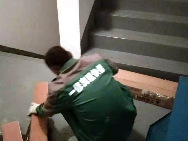 地板切割預鋪：地面全部掃干凈后，鋪上一層薄薄的塑料膜，要全部鋪滿，接頭的地方要連接好，以隔開地板和地面。鋪好塑料膜后，再在上面鋪上地板專用的地膜，鋪好地膜后，地板安裝師傅將很多地板從箱子里拿出來，全部攤放在地上，挑選色差，色差大的放在床、衣柜下面，色差均勻小的鋪在明顯的地方。開始正式安裝地板，安裝師傅將地板逐個裁剪，然后按以下圖的方式安裝，地板與地板之間只要用錘子錘緊就是。