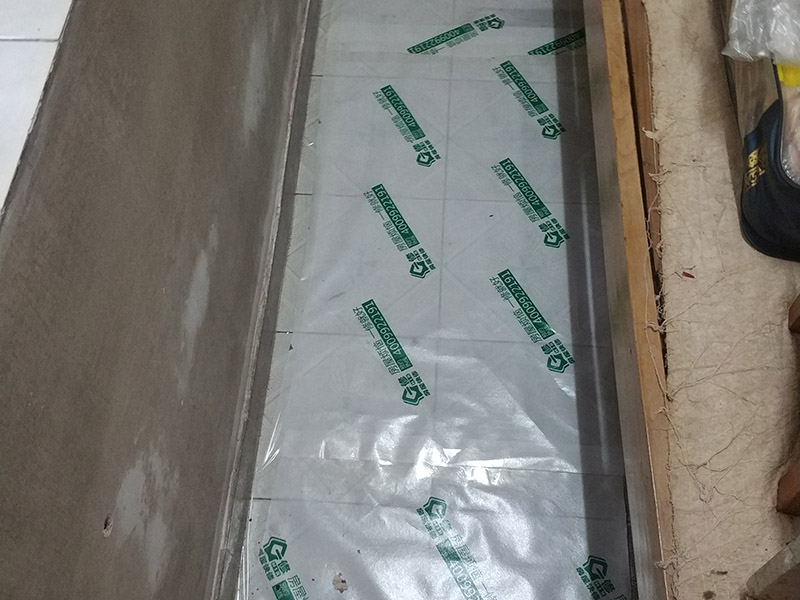 地面保護維修：房屋裝修、建筑裝修的整個過程都是非常漫長的，并非一兩天就能完工的，其中涉及的環節也很多。在裝修施工的過程中，裝修工人們會不斷進進出出，而且還會攜帶一些水泥漿等泥土，甚至是油漆或者被堅利物刮花，如果不采取地面保護措施，這樣對地面會造成很大的影響。 地板保護膜能夠在近年來的迅速興起，它的保護作用是不可忽視的。它是采用環保pvc和工業用針織棉制作而成，有雙重作用。pvc具備防滑、防水、防油漆甚至防火阻燃的功能，結合針織棉能夠防潮吸沙塵、對從高處掉下的東西起到一個緩沖減震的作用。 使用了裝飾地板保護膜，可以有效防止地面瓷磚，大理石，木地板被損傷刮花。