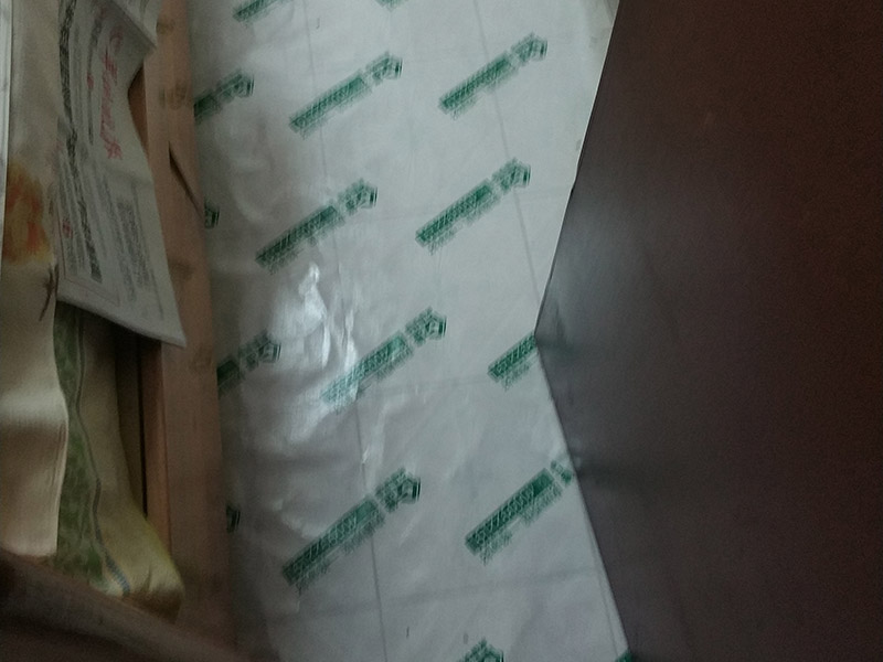 地面保護維修：房屋裝修、建筑裝修的整個過程都是非常漫長的，并非一兩天就能完工的，其中涉及的環節也很多。在裝修施工的過程中，裝修工人們會不斷進進出出，而且還會攜帶一些水泥漿等泥土，甚至是油漆或者被堅利物刮花，如果不采取地面保護措施，這樣對地面會造成很大的影響。 地板保護膜能夠在近年來的迅速興起，它的保護作用是不可忽視的。它是采用環保pvc和工業用針織棉制作而成，有雙重作用。pvc具備防滑、防水、防油漆甚至防火阻燃的功能，結合針織棉能夠防潮吸沙塵、對從高處掉下的東西起到一個緩沖減震的作用。 使用了裝飾地板保護膜，可以有效防止地面瓷磚，大理石，木地板被損傷刮花。