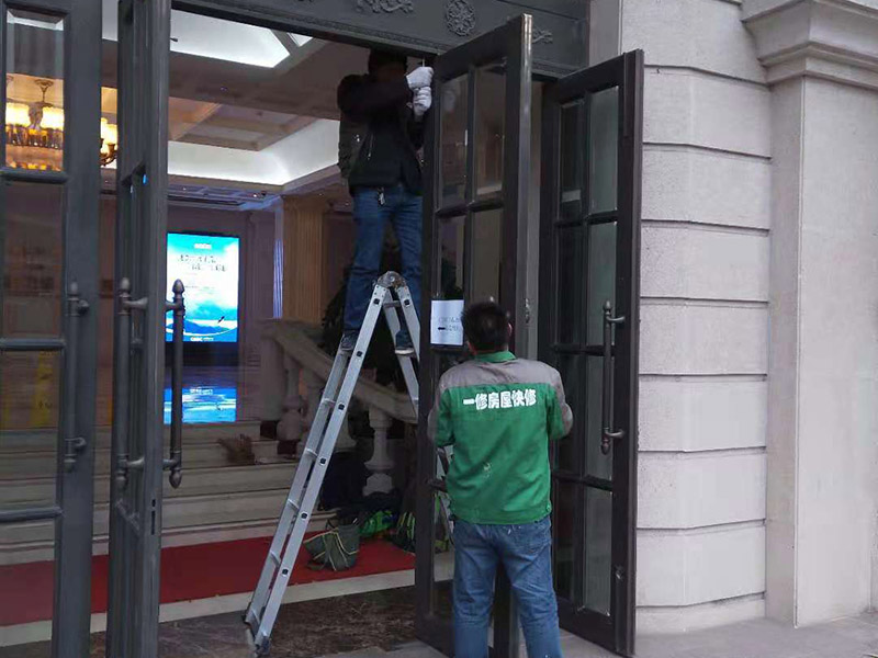 室外門維修：首先安裝門框，這個(gè)門檻是事先量好尺寸制作好的。把門框靠在門洞里，一般是安裝門扇的那邊靠墻。并使用沖擊鉆鉆孔，安裝2只膨脹螺絲。然后打安裝孔，使用膨脹螺絲穿過門框，在門框的后面適當(dāng)?shù)募尤?個(gè)斜頭木楔，并使用卷尺量好同樣的寬度，通過調(diào)節(jié)斜頭木楔的長短達(dá)到合適的寬度。緊固好2只膨脹螺絲后就可以把門扇放入門框里，查看尺寸是否合適。并安裝門框上的合頁。把合頁對(duì)好位置，并使用鉚釘槍打入鉚釘，固定合頁，然后再在合頁上打第二個(gè)孔和安裝鉚釘。同樣的步驟安裝好門框下的合頁。完成2只合頁的安裝后就把門扇放入門框里，以合頁的安裝位置為基礎(chǔ)，移動(dòng)門扇，達(dá)到最佳安裝位置。如果門扇短一些，就可以在門扇底部墊斜頭進(jìn)行支墊。位置合適后使用記號(hào)筆做好合頁螺絲安裝孔位置。再使用手槍鉆鉆孔和使用鉚釘槍加入鉚釘。打開門查看移動(dòng)是否靈活，再完成剩下的孔的鉚釘安裝。