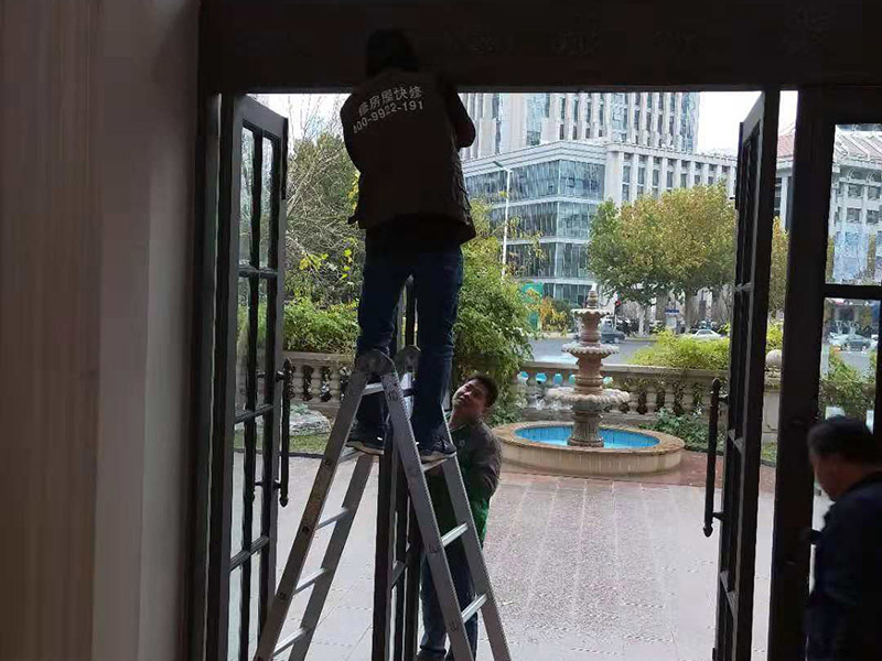 要維修防盜門應該找哪家鄭州維修公司，鄭州防盜門變形關不上怎么維修