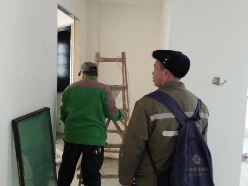 燈具線路改造：1、水電改造的第一步是水電定位，也就是根據用戶的需要定出全屋開關插座的位置和水路接口的位置，水電工要根據開關、插座、水龍頭的位置按圖把線路走向給用戶講清楚。而且要注意“水走天、電走地”原則，即水管走天棚，強、弱電盡量走地面，且強、弱電之間不能互相交叉及平行距離大于30厘米。 2、插座、開關、燈具的電氣線路設計要考慮室內空間的可變性，為可能的不同空間使用狀況做準備，減少部分使用者在使用過程中的再規劃設計的障礙。 3、水電定位之后，接下來就是打槽了。好的打槽師傅打出的槽基本是一條直線，而且槽邊基本沒有什么毛齒。注意打槽之前，務必讓水電工將所有的水電走向在墻上劃出來標明，記得對照水電圖，看是否一致。 4、水路改造時，注意周圍一定要整潔。水路改造訂合同時，最好注明水路改造用的材料。另外水路改造中要注意原房間下水管的大小，外接下水管的管子最好和原下水管匹配。冷熱水管應左熱右冷，間距一般不小于20cm，具體視龍頭冷熱管間距而定。