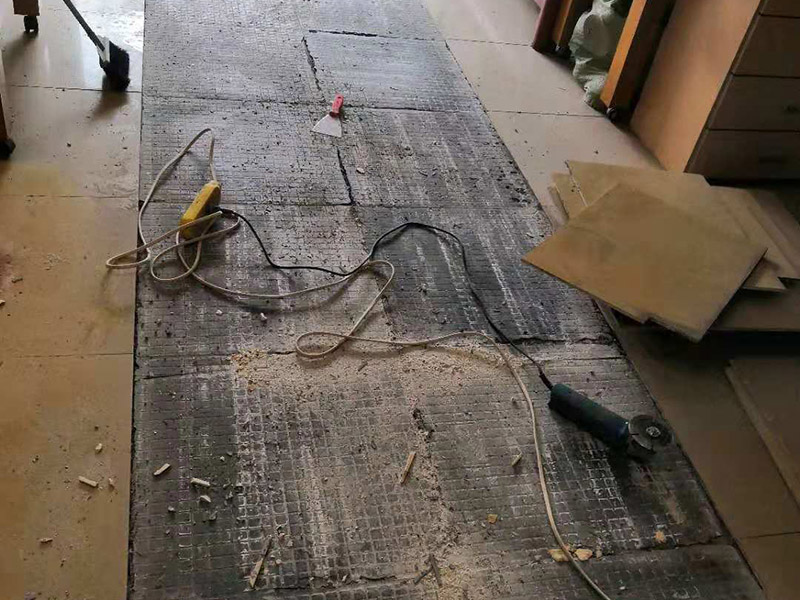 局部瓷磚拆除：衛浴用具拆除后可以對墻面瓷磚進行拆卸。拆卸一般是從墻體的下方往上方敲，從瓷磚的邊緣往里面敲，還需要根據拆卸的位置選擇適當的敲磚力度。 敲磚是從墻體下方開始敲，從每塊瓷磚的邊緣開始敲。如果先敲上面的瓷磚，地面堆積瓷磚較多，擋住墻體下面的瓷磚，不利于拆卸。 另外，敲磚過程中，要不是對地面的瓷磚進行清理，以免瓷磚過多堆積，減慢施工進度以及造成施工意外。 由于二手房的衛浴在之前是做了一次防水的，因此在敲磚時必須注意防水層的處理，與屋主溝通好，防水層是否打掉。舊的防水層一般都不打掉，在敲磚后，在原有的防水層上面，再薄薄做一層防水，以提高衛浴的防水能力。但如果屋主需要把防水敲掉重新再做。則敲磚需要打到批土層或打到見底。 敲插座和龍頭附近的瓷磚時，要慢慢敲，小心摸清電線和水管的走向，以防損壞電線和水管。如果電線或水管已經損壞了，要及時進行修補處理，以免留下更多后續工程。