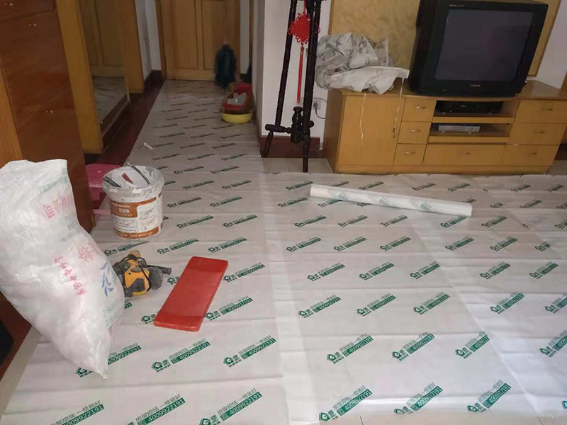 局部改造維修：1、現在的電線鋪設一般都是暗線，藏在墻體、地板地下、天花板上，所以，一旦誤入電線鋪設誤區將是欲改難改，不該則留下麻煩遺憾。因此，我們在電線鋪設錢一定要做好規劃，防止誤入以下的幾個誤區。 2、不僅是以前的房子，現在還有很多房子同樣存在一個情況，就是家里只有一個回路，一旦任何線路短路，整個房間的用電會陷入癱瘓。 3、我們在鋪設點顯時，根據使用面積，照明回路可選擇兩路或三路，電源插座三至四路。廚房和衛生間各走一路線，空調回路兩至三路，一個空調回路帶兩部空調差不多。這樣當其中一個回路出現故障時，其他回路仍可正常供電，不會給正常生活帶來過多影響。 4、電路改造中經常看到“電線的顏色沒有什么具體的要求，只要火線、零線、地線的顏色分開就行了”這種電線顏色隨意使用的情況，在日后的使用和維修過程中就會存在安全隱患。如電路改造時為了圖方便和省材料，以藍線做火線和零線，日后維修，維修師傅不易找出火線和零線，為維修帶來不便，且易造成施工安全事故。