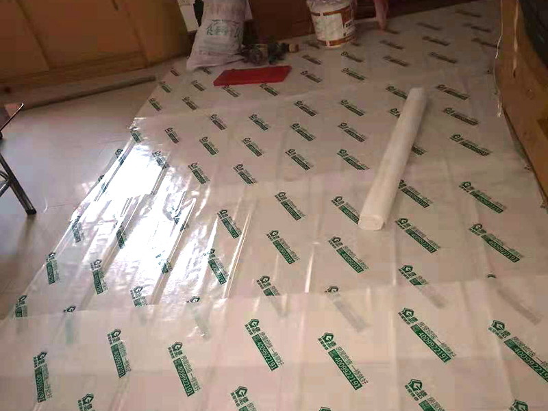 局部改造維修：1、現在的電線鋪設一般都是暗線，藏在墻體、地板地下、天花板上，所以，一旦誤入電線鋪設誤區將是欲改難改，不該則留下麻煩遺憾。因此，我們在電線鋪設錢一定要做好規劃，防止誤入以下的幾個誤區。 2、不僅是以前的房子，現在還有很多房子同樣存在一個情況，就是家里只有一個回路，一旦任何線路短路，整個房間的用電會陷入癱瘓。 3、我們在鋪設點顯時，根據使用面積，照明回路可選擇兩路或三路，電源插座三至四路。廚房和衛生間各走一路線，空調回路兩至三路，一個空調回路帶兩部空調差不多。這樣當其中一個回路出現故障時，其他回路仍可正常供電，不會給正常生活帶來過多影響。 4、電路改造中經常看到“電線的顏色沒有什么具體的要求，只要火線、零線、地線的顏色分開就行了”這種電線顏色隨意使用的情況，在日后的使用和維修過程中就會存在安全隱患。如電路改造時為了圖方便和省材料，以藍線做火線和零線，日后維修，維修師傅不易找出火線和零線，為維修帶來不便，且易造成施工安全事故。