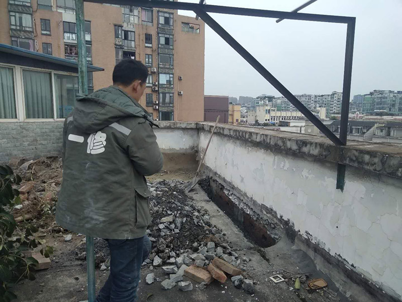 屋頂挖排水溝：屋頂排水溝漏水都有哪些解決辦法:1、補縫,頂樓漏水大部分是縫隙裂開,需要用補漏膏把縫隙填平,等干后進行下一步。(如果縫小于1MM不需要補漏膏)2、用水性防水涂料或墻滲寶透明防水材料涂刷兩遍,全面的,如果光涂縫隙也要寬帶達到20厘米以上。這樣確保粘結力。防水涂料都是滲入粘結的,彈性好,所以使用年限長。注意:12小時以內不能淋雨。如果屋頂材料特殊,像橡膠等不適合防水涂料的,可選擇其他防水材料。如防水劑,如果是瓷磚表面,不會繼續斷裂出縫的,都可以使用防水劑做面的防水,縫隙處使用補漏膏來進行組合防水。3、如果以前沒有做過,是新的水泥樓頂,那最合適的做法就是先打一遍底油,再選擇一種比較合格的SBS防水卷材鋪一遍。