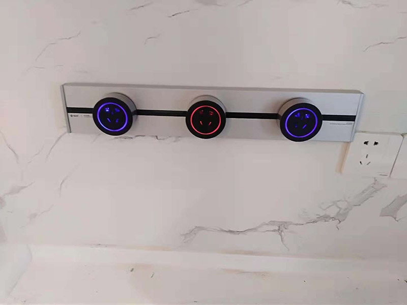 插座安裝：插座安裝前，是一定要將它們的數量和位置規劃好的，不然在安裝的時候就一頭霧水，很難安裝準確，不僅雜亂，還易觸電。也許你會說少安裝一些就好了，可以家中的電器都是一直在增加的，很容易出現不夠用的情況。 插座安裝前一定要將屋子里的電源都關掉，直接將電源閘門關上就好，在不通電的狀態下安裝插座才不會有危險。將導線皮剝開一般分為藍色零線、黃色地線和紅色火線三種，如果導線種只有一根黃色地線的話，另兩根為別的顏色無法分辨的話，這時候就要將電源打開用電筆測試了，會讓電筆發亮的是火線。 然后將這些導線連接到插座上相應的接點固定好，即L-火，N-零，剩下那個就是連接地線。最后把插座用螺絲固定在暗裝膠合上，以及插座配件按上就完成了。