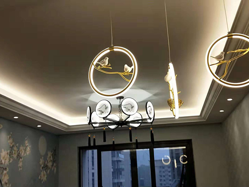 吊燈安裝：一、確定位置  吊燈位置確定之后，還要注意檢測該位置的承重力，畢竟一盞吊燈的重量還是蠻重的，尤其是客餐廳吊燈又大又重，倘若頂面承重力不夠，時間長了會有脫落的危險。所以吊燈安裝位置應是實心磚石頂面或墻面，不宜是輕質(zhì)木質(zhì)頂面。 步驟二、拆吊燈面罩  吊燈面罩會有旋轉(zhuǎn)式和卡扣式兩種固定方式，大家拆卸時要小心謹慎，不要弄壞吊燈了。面罩和燈管都要取下來，以免安裝的過程中碰碎燈管。 三、安裝底座  將吊燈底座對著頂面或墻面的安裝位置，找到孔位并標記出來，然后放下底座，使用與孔位規(guī)格相同的電鉆來打孔，天花板孔位一般是在6毫米，打孔完畢后就可以安裝膨脹螺栓了，這是固定吊燈底座用的，不過要注意孔的深度，要把膨脹螺絲塞入孔內(nèi)，使用錘子把它敲進去，之后將底座與膨脹螺栓擰緊、固定，要與預先確定的安裝位置相同，不能有偏移的情況。 四、連接燈線   吊燈底座固定后，就可以連接燈線與電源線了，不過要注意連接的兩個線頭要接觸良好，需用黑膠布包裹好，并注意保持間距，盡量不把兩個連接頭放在一塊金屬片下，防止產(chǎn)生短路帶來危險。連接好燈線與電源線后就可以安裝燈管，這時可通電檢查，看看能否正常使用，如不正常要檢查線路，若一切OK，那么就要關閉電源再繼續(xù)吊燈后續(xù)安裝。