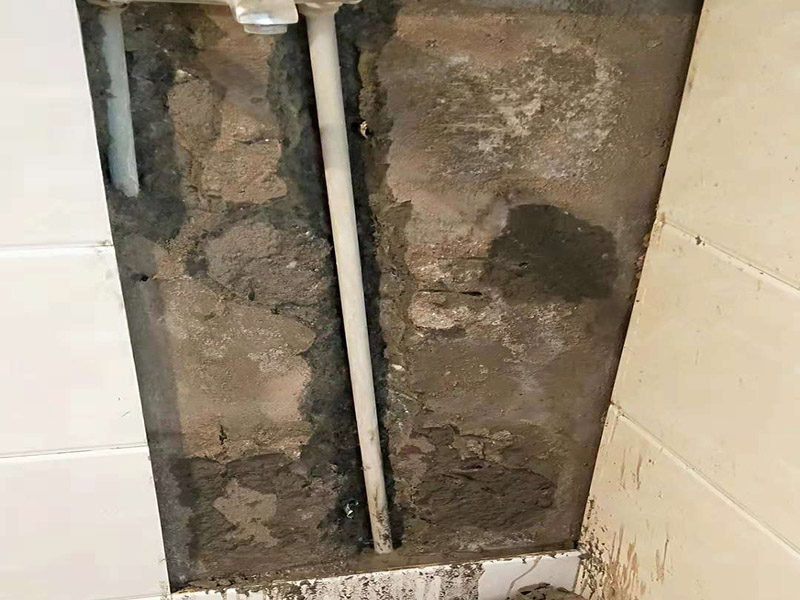 管道改造防水粉刷：1、施工前進行墻、地面修補。將墻面地面瓷磚拆除以后，用水泥砂漿找平，然后再做防水施工，這樣可以避免因厚薄不均而造成滲漏，在拆除衛生間墻磚和地磚的時候，要仔細檢查墻面是否有空鼓、起沙河開裂等現象，同時檢查墻面的接縫處和其它的邊邊角角等容易出現問題的地方，發現問題一定要仔細修補，然后才能做防水。 2、刷防水涂料。刷第一遍防水涂料前要確保工地干凈、干燥。刷涂料時要涂滿無遺漏，與基層結合牢固，無裂紋，無氣泡，無脫落現象，涂刷高度一致，厚度要達到產品規定要求。然后再重復步驟刷第二遍，這里要注意第一、第二遍防水涂料間需要有一定時間間隔，待第一遍涂料干透后才能進行第二遍，具體時間視涂料而定。間隔時間太短，防水的效果會大打折扣，此外，最好在房屋的陰陽角、地漏和管道等地方多做一次防水。 3、鋪設保護層。為防止之后的施工破壞防水層，需在防水涂料表面鋪上保護層。保護層要完全覆蓋防水層，無遺漏，與基層結合牢固，無裂紋，無氣泡，無脫落現象。 4、做閉水試驗。進行閉水試驗時，地面最高點的水不能低于2厘米，保存至少24小時，觀察無滲漏現象后方算合格。如有滲漏，一定要重做，絕不能疏忽大意。