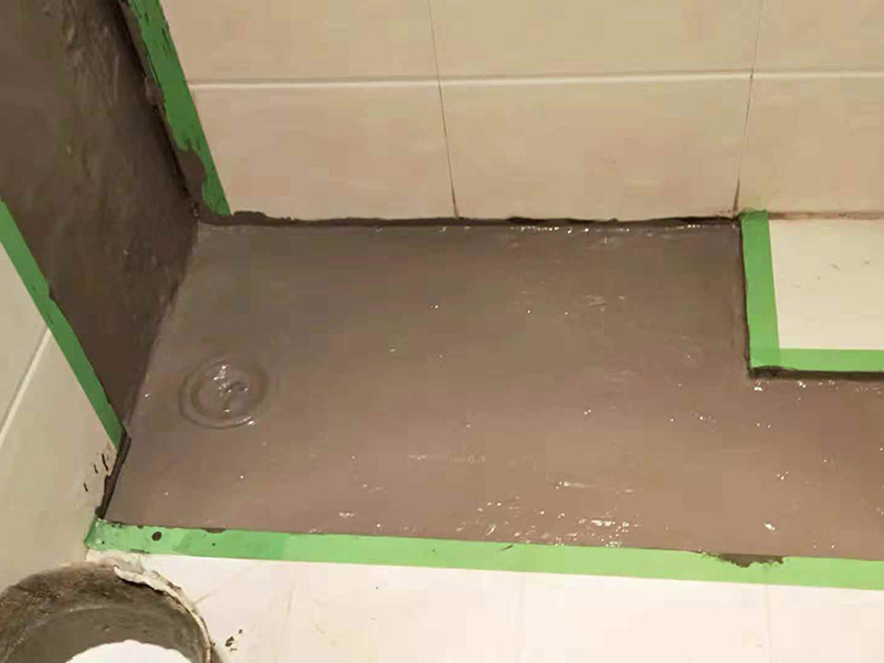 管道改造防水粉刷：1、施工前進行墻、地面修補。將墻面地面瓷磚拆除以后，用水泥砂漿找平，然后再做防水施工，這樣可以避免因厚薄不均而造成滲漏，在拆除衛生間墻磚和地磚的時候，要仔細檢查墻面是否有空鼓、起沙河開裂等現象，同時檢查墻面的接縫處和其它的邊邊角角等容易出現問題的地方，發現問題一定要仔細修補，然后才能做防水。 2、刷防水涂料。刷第一遍防水涂料前要確保工地干凈、干燥。刷涂料時要涂滿無遺漏，與基層結合牢固，無裂紋，無氣泡，無脫落現象，涂刷高度一致，厚度要達到產品規定要求。然后再重復步驟刷第二遍，這里要注意第一、第二遍防水涂料間需要有一定時間間隔，待第一遍涂料干透后才能進行第二遍，具體時間視涂料而定。間隔時間太短，防水的效果會大打折扣，此外，最好在房屋的陰陽角、地漏和管道等地方多做一次防水。 3、鋪設保護層。為防止之后的施工破壞防水層，需在防水涂料表面鋪上保護層。保護層要完全覆蓋防水層，無遺漏，與基層結合牢固，無裂紋，無氣泡，無脫落現象。 4、做閉水試驗。進行閉水試驗時，地面最高點的水不能低于2厘米，保存至少24小時，觀察無滲漏現象后方算合格。如有滲漏，一定要重做，絕不能疏忽大意。