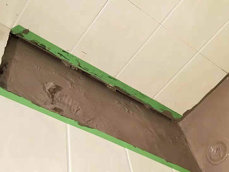 管道改造防水粉刷：1、施工前進行墻、地面修補。將墻面地面瓷磚拆除以后，用水泥砂漿找平，然后再做防水施工，這樣可以避免因厚薄不均而造成滲漏，在拆除衛生間墻磚和地磚的時候，要仔細檢查墻面是否有空鼓、起沙河開裂等現象，同時檢查墻面的接縫處和其它的邊邊角角等容易出現問題的地方，發現問題一定要仔細修補，然后才能做防水。 2、刷防水涂料。刷第一遍防水涂料前要確保工地干凈、干燥。刷涂料時要涂滿無遺漏，與基層結合牢固，無裂紋，無氣泡，無脫落現象，涂刷高度一致，厚度要達到產品規定要求。然后再重復步驟刷第二遍，這里要注意第一、第二遍防水涂料間需要有一定時間間隔，待第一遍涂料干透后才能進行第二遍，具體時間視涂料而定。間隔時間太短，防水的效果會大打折扣，此外，最好在房屋的陰陽角、地漏和管道等地方多做一次防水。 3、鋪設保護層。為防止之后的施工破壞防水層，需在防水涂料表面鋪上保護層。保護層要完全覆蓋防水層，無遺漏，與基層結合牢固，無裂紋，無氣泡，無脫落現象。 4、做閉水試驗。進行閉水試驗時，地面最高點的水不能低于2厘米，保存至少24小時，觀察無滲漏現象后方算合格。如有滲漏，一定要重做，絕不能疏忽大意。