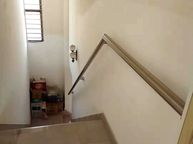 樓梯安裝維修：1、對于樓梯的作用是不能小覷的，在進行樓梯安裝的時候一定要確保樓梯的尺寸，如果尺寸不合適，安裝好之后在更改是非常麻煩的事情。 2、如果對樓梯知識簡單的更新，可以去掉樓梯的壁櫥，這樣可以節省很大的空間，可以用玻璃的結構代替堅實的鋼管，換掉堅實的扶手，這樣可以讓室內的采光更加自然明亮。 3、結構設計對樓梯安裝來說也是很重要的，如果小戶型安裝樓梯，最好選在靠墻的位置，這樣設計不僅僅漂亮，而且還可以讓每個空間都得到很好的利用。