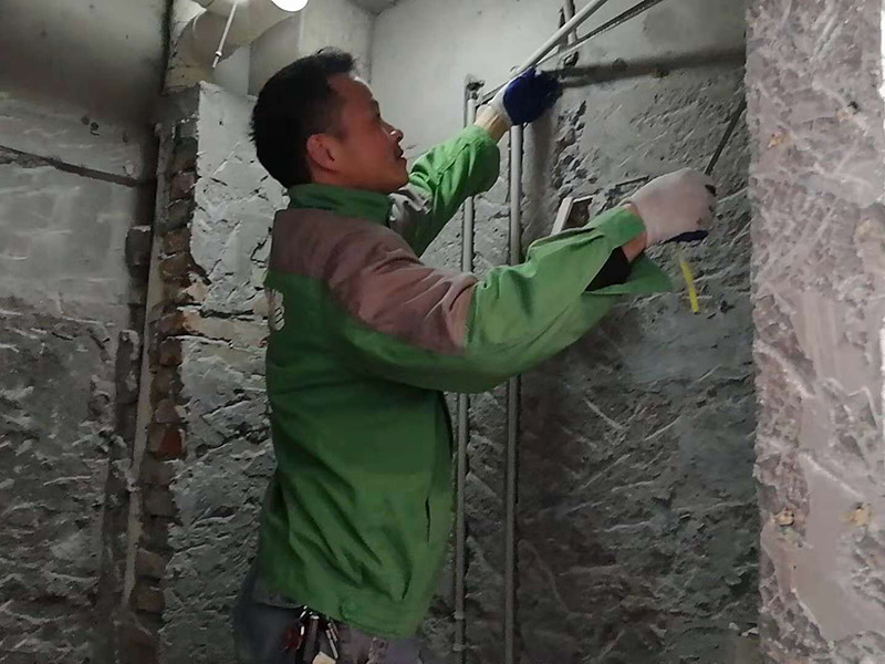 水管線路改造：首先，確定管道的走向和高度。然后用墨盒在墻面和地面彈出墨線。接下來用云石機(jī)開槽。最好是左手拿礦泉水瓶灑水，右手拿云石機(jī)開槽。這樣避免灰塵很多。第三步，用沖擊鉆剔槽。要剔的干凈平整，這樣有利于放管材。第四步，根據(jù)需要裁剪出各種長度的管材，待用。熱熔機(jī)加熱，綠燈變成紅燈時(shí)把管材放進(jìn)去連接。第五步，放管，安裝管卡。15mm冷水管間隔應(yīng)小于0.6m，熱水管為0.25米。20mm冷水管應(yīng)小于0.6米，熱水管應(yīng)小于0.3米。第六步，用料漿填槽抹平即可。