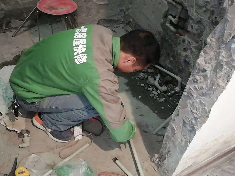 水管線路改造：首先，確定管道的走向和高度。然后用墨盒在墻面和地面彈出墨線。接下來用云石機(jī)開槽。最好是左手拿礦泉水瓶灑水，右手拿云石機(jī)開槽。這樣避免灰塵很多。第三步，用沖擊鉆剔槽。要剔的干凈平整，這樣有利于放管材。第四步，根據(jù)需要裁剪出各種長度的管材，待用。熱熔機(jī)加熱，綠燈變成紅燈時(shí)把管材放進(jìn)去連接。第五步，放管，安裝管卡。15mm冷水管間隔應(yīng)小于0.6m，熱水管為0.25米。20mm冷水管應(yīng)小于0.6米，熱水管應(yīng)小于0.3米。第六步，用料漿填槽抹平即可。