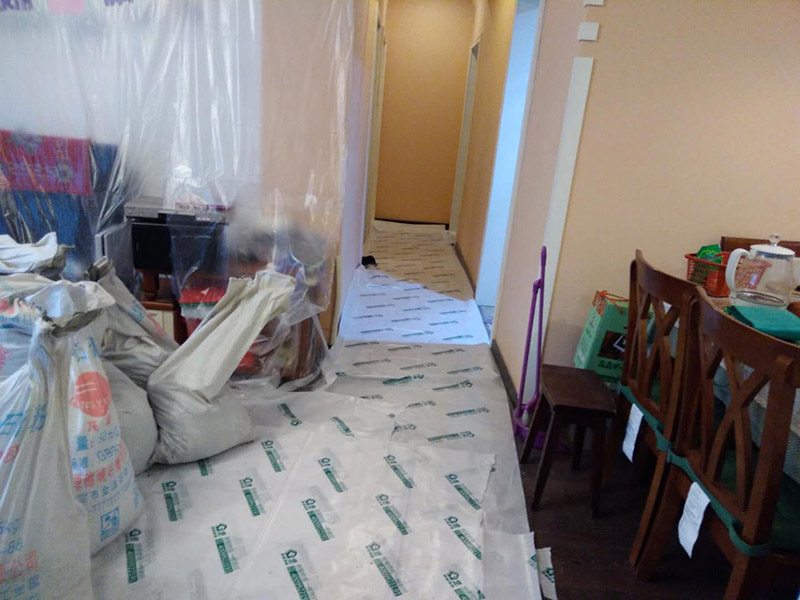 廁所下半部分拆除：首先,指揮一般裝修衛生間墻磚拆遷,電線和燈具,避免后期對電器造成傷害,電路漏電,觸電,再用廁所外的插座安裝輔助用品最近,切忌使用衛生間插座。廁所呈現第二,然后衛生間的衛浴裝修拆除。在浴室墻磚之前它將水槽,馬桶,淋浴頭。浴缸、鉤子、內閣和供應,掃清道路。三,先拆除天花板,如果刪除第一個衛生間墻面,可以導致天花板突然下降,導致健康工人的健康風險。終于開始衛生間墻壁拆遷,從下到上拆除。