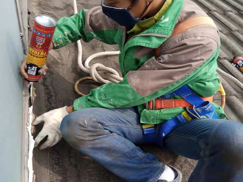 陽臺空鼓裂縫：如若墻體裂縫比較大，用刀將裂縫剮開成U形狀，用石膏粉對其進行填充（注意要比墻面稍低），再貼上玻璃布并用砂紙打磨光滑平整，最后對整體墻面刷上油漆。將水泥墻面去除，安裝一層石膏板，再做上乳膠漆。該方法能夠去除各種不規則裂縫，但是施工難度大，操作時間長！鏟掉開裂的漆膜部分并用彈性鑷子填平，刷上彈性墻面漆，注意遇到吸水性過強的基層要刷底漆。