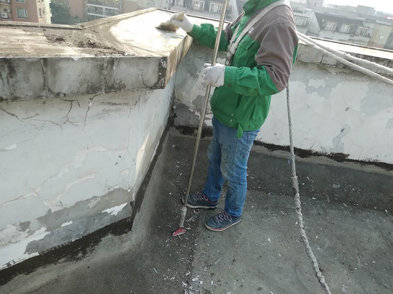 樓頂陽臺刷防水：開放式的陽臺在暴雨來臨時容易進水，為了防止雨水進入室內，因此我們在陽臺裝修時，需要有一定坡度，保證水能順利流向排水孔，不會進入房間。在暴雨天氣下，如果雨量大于地漏的排水能力時，就會在陽臺地面出現大量積水，容易導致積水進入室內，因此我們在選購陽臺地漏的時，最好選擇排水量大且順暢的地漏。通常陽臺的防水層都在外層，需要受到陽光暴曬、雨水侵蝕、嚴寒酷暑等自然天氣的考驗，如果沒有出色的性能和良好的保護措施，他的使用年限會大大縮短。因此，我們在選購防水材料時，需要選擇強度高、耐老化的防水涂料。
