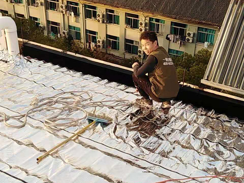 屋頂防水案例：1．在干燥基面上施工防水涂料前應先濕潤基面至無明水為準，若基面潮濕但無明水可直接施工。 2．按配比先將防水漿料乳液倒入拌料桶中，然后再將粉料倒入，充分攪拌至均勻、無料粒糊狀，靜置十分鐘后再攪拌一下，效果更佳。 3．用毛刷或滾刷直接將膠漿涂刷在基面上，待第一層完全干透后（約2小時或手擦不粘為準），再涂刷第二遍，兩遍的涂刷方向應交錯。 4．在操作進程中應保持間斷性攪拌以防止膠漿沉淀。 5．待防水層完全干固后，方可在其上面做砂漿保護層或其它覆蓋層。