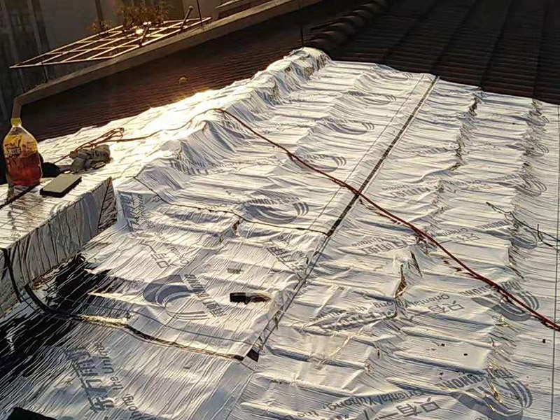 屋頂防水案例：1．在干燥基面上施工防水涂料前應先濕潤基面至無明水為準，若基面潮濕但無明水可直接施工。 2．按配比先將防水漿料乳液倒入拌料桶中，然后再將粉料倒入，充分攪拌至均勻、無料粒糊狀，靜置十分鐘后再攪拌一下，效果更佳。 3．用毛刷或滾刷直接將膠漿涂刷在基面上，待第一層完全干透后（約2小時或手擦不粘為準），再涂刷第二遍，兩遍的涂刷方向應交錯。 4．在操作進程中應保持間斷性攪拌以防止膠漿沉淀。 5．待防水層完全干固后，方可在其上面做砂漿保護層或其它覆蓋層。