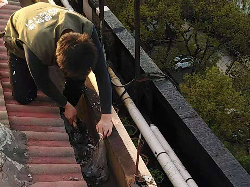 屋頂防水案例：1．在干燥基面上施工防水涂料前應先濕潤基面至無明水為準，若基面潮濕但無明水可直接施工。 2．按配比先將防水漿料乳液倒入拌料桶中，然后再將粉料倒入，充分攪拌至均勻、無料粒糊狀，靜置十分鐘后再攪拌一下，效果更佳。 3．用毛刷或滾刷直接將膠漿涂刷在基面上，待第一層完全干透后（約2小時或手擦不粘為準），再涂刷第二遍，兩遍的涂刷方向應交錯。 4．在操作進程中應保持間斷性攪拌以防止膠漿沉淀。 5．待防水層完全干固后，方可在其上面做砂漿保護層或其它覆蓋層。