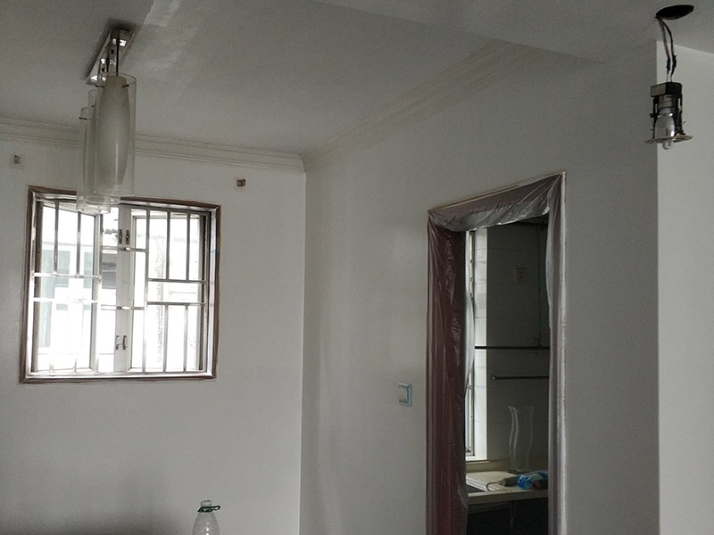 墻面翻新，地面保護：為了避免施工中磕碰到業主的家俱等物件，特地將這些物件搬到房屋中間。很快房間內可以搬動的物件，就都搬到了房屋的中間位置。為了避免涂料意外滴上，包上了保護膜。在鏟除舊墻面時還會留心用小托盤接住，以免弄臟業主家的地面。將踢腳線等與墻面接觸的位置及地面做好遮蔽，以免將涂料碰到木器上。 墻面應先除掉浮灰，鏟除起砂翹皮的位置;對油污的位置，應先將原有涂層鏟掉，不能鏟掉的要徹底清洗干凈。選用顆粒細度較大和質地較硬的膩子刮凃，底漆必須要刷勻，保證墻面每個地方都刷到，如果墻面吃漆量較多，底漆最好適當的加一點水，以保證可以涂刷均勻。這里上漆的量就是通常上的上漆工作了，不能加過量的水，會對漆膜厚度、手感和漆膜的硬度等產生影響。