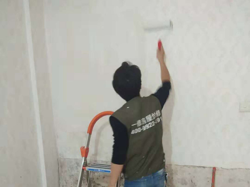 墻面滾漆：毛坯的墻體或者已經(jīng)做好1道膩?zhàn)訉拥姆孔樱鶎右蠡鶎颖仨毱秸麍?jiān)固。不得有粉化、起砂、空鼓、脫落等現(xiàn)象。基層不平和坑洼面應(yīng)該配套膩?zhàn)庸纹健ｊ庩?yáng)角必須通過(guò)彈墨線來(lái)找垂直的鋁通來(lái)衡量水平垂直的整度。后一遍膩?zhàn)討?yīng)在前一遍膩?zhàn)油耆珊蠓侥苁┕ぁ?刮膩?zhàn)雍螅傆行└叩筒黄剑蛘呋鶎硬皇呛芷秸拿妗＿@個(gè)時(shí)候，需要砂紙出動(dòng)，進(jìn)行手工的打磨，修復(fù)。中間還可以用太陽(yáng)燈照明，便于檢查平整度。再用砂紙打磨，不斷的完善。最后就可以進(jìn)行滾的作業(yè)，相對(duì)而言，這是性價(jià)比較高的施工方式。輥涂時(shí)，為避免輥?zhàn)雍圹E，搭接寬度為毛輥長(zhǎng)度的1/4，一般輥涂?jī)杀椋募酒溟g隔應(yīng)2小時(shí)以上，冬季可能需要多點(diǎn)時(shí)間。