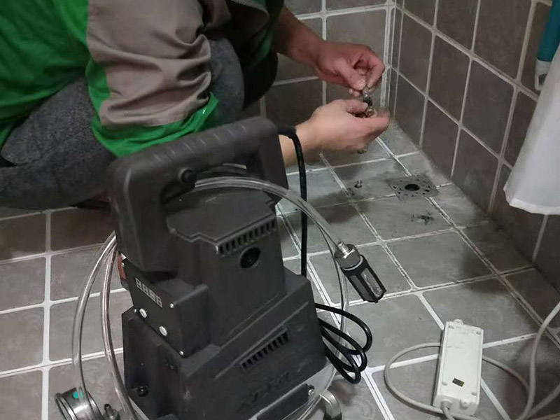 衛生間地面注漿防水：注漿堵漏注漿堵漏之清理:詳細檢查、分析滲漏情況，確定灌漿孔位置及間距。清理干凈需要施工的區域，鑿除砼表面析出物，確保表面干凈。 注漿堵漏之鉆孔:使用鉆孔工具沿孔洞四周鉆泄壓孔，鉆頭直徑為14mm,鉆孔角度宜≦45°，鉆孔深度≦結構厚度的2/3，鉆孔必須斜穿過主漏水孔。墻面慢滲則分別在滲水面鉆梅花孔。用清洗機沖洗灌漿孔，直至灌漿孔出水清澈則可進行下一步工作。 注漿堵漏之埋嘴:觀察主漏水孔的壓力，水流不急壓力不大時可用快干堵漏劑埋注灌漿止水針頭。當結構達到一定的強度沒有滲漏時，其它泄水孔分別安裝膨脹止水針頭，用專用內六角扳手擰緊，使灌漿嘴周圍與鉆孔之間無空隙，不漏水。單孔逐一連續進行。當相鄰孔開始出漿后，保持壓力3~5分鐘，即可停止本孔灌漿，改注相鄰灌漿孔。 待所有的孔都灌完后，回到先前靠前個灌漿孔，再次灌漿以保證壓力較大化。