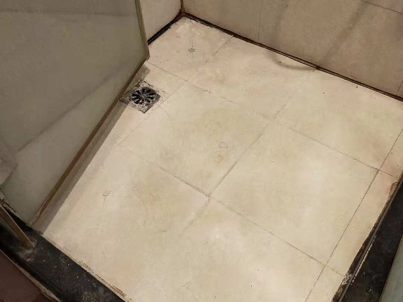 衛生間地面注漿防水：注漿堵漏注漿堵漏之清理:詳細檢查、分析滲漏情況，確定灌漿孔位置及間距。清理干凈需要施工的區域，鑿除砼表面析出物，確保表面干凈。 注漿堵漏之鉆孔:使用鉆孔工具沿孔洞四周鉆泄壓孔，鉆頭直徑為14mm,鉆孔角度宜≦45°，鉆孔深度≦結構厚度的2/3，鉆孔必須斜穿過主漏水孔。墻面慢滲則分別在滲水面鉆梅花孔。用清洗機沖洗灌漿孔，直至灌漿孔出水清澈則可進行下一步工作。 注漿堵漏之埋嘴:觀察主漏水孔的壓力，水流不急壓力不大時可用快干堵漏劑埋注灌漿止水針頭。當結構達到一定的強度沒有滲漏時，其它泄水孔分別安裝膨脹止水針頭，用專用內六角扳手擰緊，使灌漿嘴周圍與鉆孔之間無空隙，不漏水。單孔逐一連續進行。當相鄰孔開始出漿后，保持壓力3~5分鐘，即可停止本孔灌漿，改注相鄰灌漿孔。 待所有的孔都灌完后，回到先前靠前個灌漿孔，再次灌漿以保證壓力較大化。
