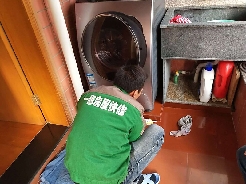 衛生間瓷磚淋浴房打膠：首先找到淋浴房要打膠的位置，先清除舊膠的殘留物，然后對打膠部分進行清理，不要用水，盡量是干式清理。開始進行打膠，從角落開始，沿著這條邊進行按壓膠槍，膠水不需要太多，打的太多都是浪費。從頭到尾進行抹平，讓膠水充分融入縫隙中，而且膠水的外形也比較美觀。特別是兩個角上，要向上延伸，兩邊角落處可稍微多打一些膠，這樣就完成了。