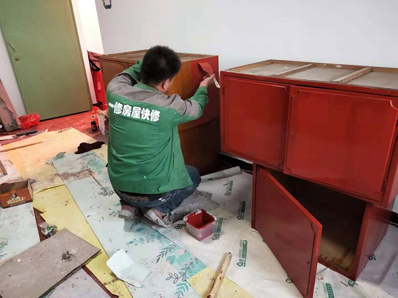 首先要明白，并不是所有舊家具都適合刷漆翻新的，有些板式家具的表面往往黏合著一層三聚氰胺板，很難剝離，在板材表面刷漆的附著力也較差，很難達到預期效果。相比之下，實木類家具更適合刷漆翻新。