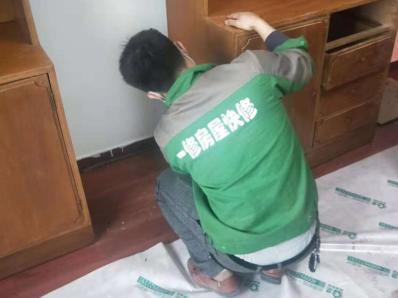 首先要明白，并不是所有舊家具都適合刷漆翻新的，有些板式家具的表面往往黏合著一層三聚氰胺板，很難剝離，在板材表面刷漆的附著力也較差，很難達到預期效果。相比之下，實木類家具更適合刷漆翻新。