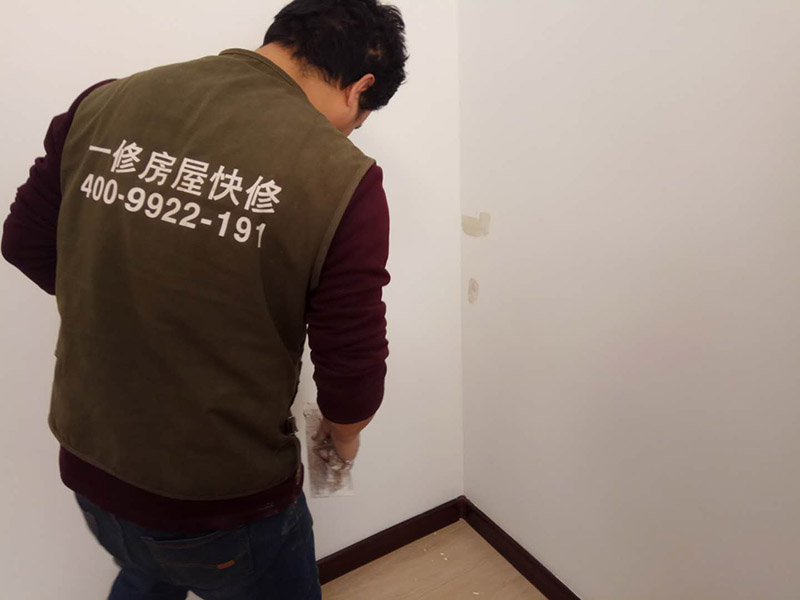局部乳膠漆修補(bǔ)：內(nèi)墻粉刷：檢查、成品保護(hù)、封固層施工、厚找平施工、精找平施工、底漆施工、面漆施工、完工檢查。 毛胚墻基層必須平整，陰陽(yáng)角、墻面要進(jìn)行檢查，第一遍膩?zhàn)痈赏覆拍苁┕ぃx擇袋裝粉狀加水使用的成品膩?zhàn)印?乳膠漆施工：輥涂難度低、性價(jià)比高。噴涂效果好、廢料、成本高、不宜修補(bǔ)；刷涂省料、費(fèi)時(shí)、不宜大面積施工。