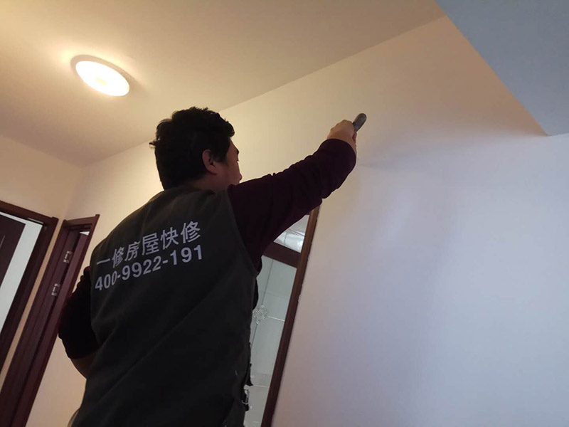 局部乳膠漆修補(bǔ)：內(nèi)墻粉刷：檢查、成品保護(hù)、封固層施工、厚找平施工、精找平施工、底漆施工、面漆施工、完工檢查。 毛胚墻基層必須平整，陰陽(yáng)角、墻面要進(jìn)行檢查，第一遍膩?zhàn)痈赏覆拍苁┕ぃx擇袋裝粉狀加水使用的成品膩?zhàn)印?乳膠漆施工：輥涂難度低、性價(jià)比高。噴涂效果好、廢料、成本高、不宜修補(bǔ)；刷涂省料、費(fèi)時(shí)、不宜大面積施工。