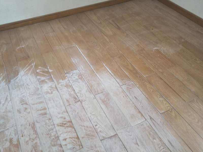 木地板打磨：地板翻新第一步，使用大型地板翻新機械數次打磨除去漆層、表層1-2毫米。注意用40目、80目和120目不同粗細的砂紙逐次打磨三次，目數越大，砂紙顆粒越小，打磨留下的劃痕越不明顯，確保打磨后的表面細膩光滑。地板打磨完后需再刮膩子找平地板，使用與地板漆配套的專用透明底漆膩子，刮在打磨好的地板上待干。刮膩子之后再對地板進行刷底漆或調色處理。由于實木表層的紋理都是天然的，無法改變花色，只能調節地板顏色的深淺。底漆干了之后再刷面漆，再次干燥之后再用水砂紙仔細研磨，將地板面層磨至略感粗糙，除去粉屑，刷第二層面漆。最后上蠟拋光養護