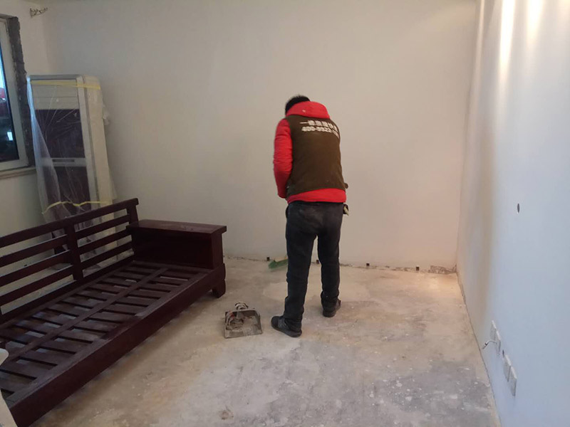 乳膠漆翻新裝修：1、使用吸塵器進行除塵工序，利用吸塵器的毛刷充分摩擦被清潔表面，去除灰塵。
2、對于局部污染或是有油漬的地方，需要使用聚氨酯稀釋劑來清洗。
3、局部有霉藻的部位，需要使用防霉溶液清洗，晾干或噴濕后鏟除。
4、對于已經剝落或是破損的地方，先將破損部位松動的部分打磨掉，清理干凈，再使用柔性膩子進行修補。待表面修補平整后，再涂裝底漆。
5、先將破損、松動的部分清理干凈，使用柔性膩子進行修補，表面修補平整后涂裝805膠水。
6、在涂刷膠水的基層上滿刮膩子膏。
7、涂刷底漆，要均勻涂刷一遍，要求無露底、流墜現象。
8、 涂刷面漆， 均勻涂刷兩遍，待靠前遍干燥后涂刷第二遍，要求無露底、流墜。