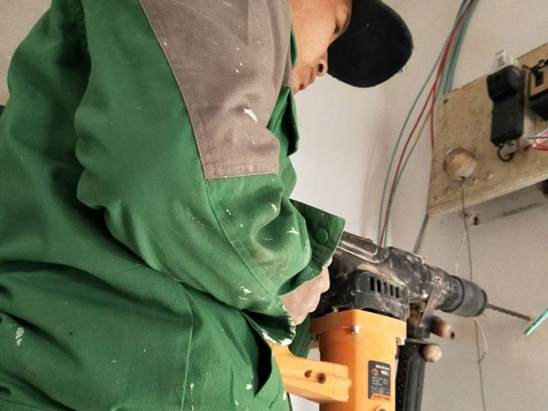 成都打孔師傅電話，墻體打孔怎么又快又好，墻面如何固定隔板