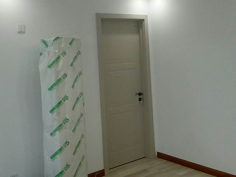 廚衛改造裝修：舊廚房的內部結構相對要復雜一些。除了請櫥柜廠家到廚房進行丈量外，還要看看各種管道原來的位置是否合適，如不合適需要改動，則會出一份圖紙交給裝修公司，由施工隊按圖紙進行必要的改造。舊廚房改造注意事項2煤氣與管道在舊廚房中的改造需慎重。這兩種管道因一般不讓隨意改動。如果不得不改時，必須經過物業公司的同意。改動時，由于專業性較強，同時為方便日后的維修，通常由煤氣、公司或物業公司指定的專業公司負責改動。舊廚房改造注意事項3舊房一般是單路供水，因此在廚房裝修時，能增加一個熱水管道。另外，一般家庭衛生間比較小，只能把洗衣機放在廚房中，這就必須再接一個上水管，同時增加地面排水管。需要提醒的是，受結構的限制，水路改動只能改上水，不能改下水。