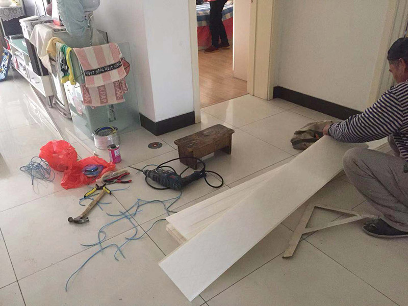 廚房吊頂翻新改造：首先要做的工作就是位置的明確，要確定浴霸安裝在哪里，高度已經設定了以后就要準備水平度的確定了，首先要做好角線，然后用哪個螺絲和膠水將角線固定好，尤其是在屋頂轉角的地方，一定要拼貼的整齊，不能夠留下任何的痕跡，否則看起來很影響美觀。 吊頂的打孔定位要在龍骨確定以后，才能夠開始準備用沖擊鉆來打孔，然后按照具體的長度來對打孔的位置進行切割并且進行組裝，要將吊桿螺絲擰緊，然后進行固定，打孔和對角線的設置是可以同步進行的。 龍骨的安裝首先要把固定環拿下來，固定環是安裝在吊桿螺絲下面的，然后在安裝的時候，將三角龍骨安裝在主龍骨上面，然后開始進行調節，這個時候連接位置的螺絲就可以逐漸的緊一緊，確保龍骨的位置是平直的。 在安裝了龍骨以后就可以開始安裝吊頂了，吊頂可以從中間開始安裝也可以從兩邊開始安裝，在安裝電器的時候，首先要將浴霸的固定架安裝在吊頂上面，固定好，然后請專業人員接線，并且對線路做好保護。