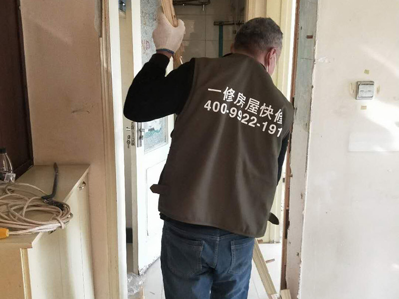 家具拆除整理：1、將面板拆下來，在門鎖的內面板有2個鎖釘取下。 2、面板拆完后，再拆鎖芯帽，即兩顆釘。 3、有的鎖芯，在門側面也有兩個螺絲釘，需要將之拆開。 4、取下鎖芯后。在門邊鎖體的檔片中部有一個螺絲，在鎖舌(方舌)之間，將此鎖芯取出，就可以將鎖芯取出了。 5、安裝新鎖芯，安裝面板，固定好相應的螺絲就可以。
