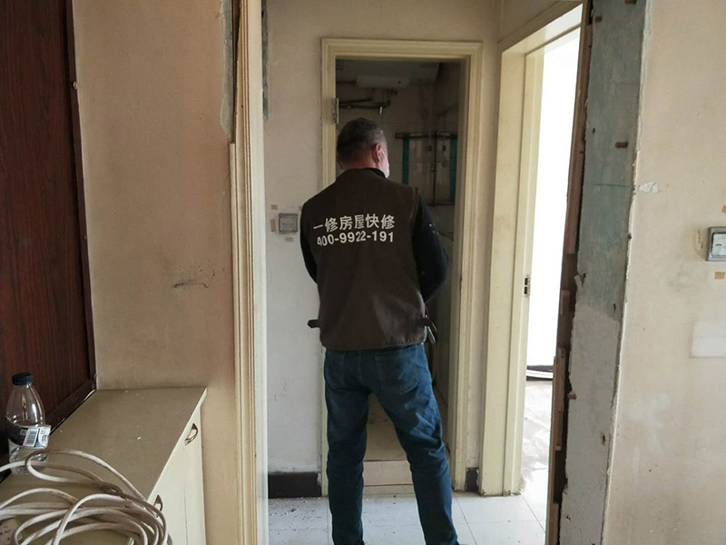 家具拆除整理：1、將面板拆下來，在門鎖的內面板有2個鎖釘取下。 2、面板拆完后，再拆鎖芯帽，即兩顆釘。 3、有的鎖芯，在門側面也有兩個螺絲釘，需要將之拆開。 4、取下鎖芯后。在門邊鎖體的檔片中部有一個螺絲，在鎖舌(方舌)之間，將此鎖芯取出，就可以將鎖芯取出了。 5、安裝新鎖芯，安裝面板，固定好相應的螺絲就可以。