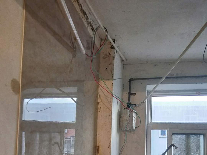 線路安裝：畫框線：根據需要，在墻面的合適處畫出埋穴位置，并比照接線盒大小（四周放大2—3毫米），畫出開鑿范圍框線（兩個裝蓋孔應保持水平）。 鑿框線：以平口鑿沿柜線垂直鑿出深溝，然后從框內向框外斜鑿去磚角，反復進行，并注意不得崩裂框線。 鑿穴孔：將框內多余磚角鑿去，直至深度略大于接線盒高度，不得過淺或過深。 修乎穴孔：鑿平埋穴四周與穴底，以放人接線盒端正、服帖為宜。 現埋接線盒：裝正接線盒，敲去安裝孔蓋，對準線槽，并使裝蓋面稍稍伸出磚砌面，且低于粉刷面3—5毫米，再用調成膏狀的水泥粘牢 穿線引入：利用線管內事先穿入的引線，將待裝電線引入線管之中。