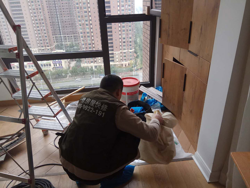 家具五金安裝：安裝時要注意家中的其它位置的保護，因為家具一般在家裝過程中是最后進場(不裝修的話更要保護家里的物品)，重點保護的對象是：地板(尤其是實木地板)、門套、門、樓梯、墻紙、壁燈等。 主要是要確定安裝位置，以最合適家人的高度或者位置就可以，而不要光圖美觀好看。比如吊柜或者增高柜的把手一定要安裝在門的下面，地柜、寫字臺的小柜，一定要放在上面。