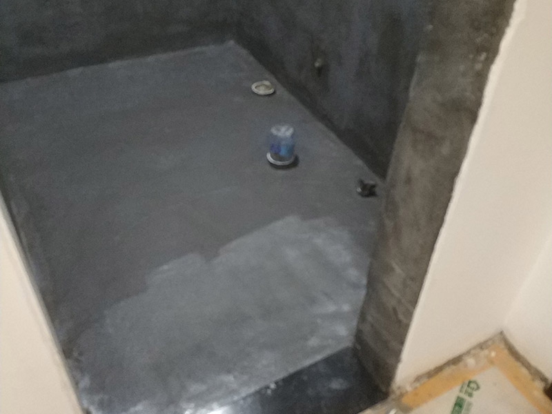 衛(wèi)生間防水裝修:1.利用水泥砂漿水泥砂漿或豆石混凝土鋪平坡度。訣竅是：地漏附近坡度大，門(mén)口附近坡度小。 2.利用管根密封膏封嚴(yán)管線，管線要穿透樓板根部。刷防水涂料時(shí)可以貼1-2層玻璃絲布加強(qiáng)防水性。 3.墻壁表面打磨成干凈平光沒(méi)有顆粒灰塵，墻壁與地面的交接區(qū)域注意原角和坡角的設(shè)置。 4.聚氨酯防水涂膜由管根和墻角處開(kāi)始進(jìn)行涂抹，在常溫下經(jīng)過(guò)4小時(shí)放干后，再大面積涂抹和刮刷。注意涂料總厚度大于1. 5毫米，不能有漏刮和鼓泡的不良現(xiàn)象。24小時(shí)后立面涂刷下一層，之后再以垂直的方向進(jìn)行二次涂刷。最后涂膜半固化，拋甩粗砂粒方便與水泥砂漿融合。 5.防水層的設(shè)置與具體區(qū)域有關(guān)。防水地面的防水層應(yīng)高出地面200寬，地面防水層應(yīng)超出衛(wèi)生間門(mén)口以外300寬。而又淋浴的衛(wèi)生間墻面防水層則應(yīng)設(shè)置為高出地面1800寬。 6.展開(kāi)閉水實(shí)驗(yàn)的時(shí)候，先完成防水工作再利用包立管方法。之后再局部進(jìn)行防水。閉水試驗(yàn)也可為了避免破壞地面防水層而免做。