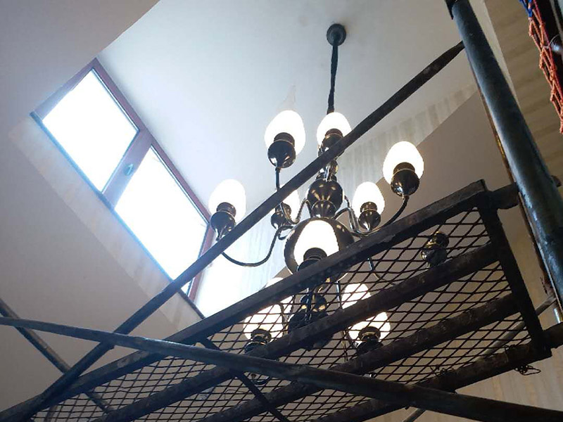 大吊燈安裝：將燈具各部分連接成一個整體，燈具螺紋的長度應適當，對于多余的螺紋頭應鍍錫，注意火線與零線的區別，并將線拉直，燈頭電源線應足夠，然后將剩余的電線切斷，取出線頭，用螺絲將燈頭安裝在接線盒上。安裝完成后，打開電源，檢測是否通電。