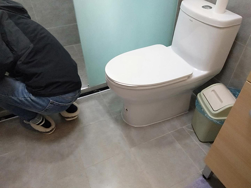 馬桶漏水檢查維修：請確保抽水馬桶的閉水閥處于關閉位置。拆除閥柱塞后,如果密封圈零件中那個出現故障,水就會越過閥柱塞不斷流出來,抽水馬桶就會不停的流逝,請檢查所有墊片如有損壞進行更換。如果浮球閥是密封的,將它整個換掉。取出水箱中的舊裝置,將水箱內外所有連接處的墊片拆下并保管好,新閥件中可能帶有新墊片,但你應當將舊零件保留到安裝新裝置時,以免新裝置在安裝過程中受損。