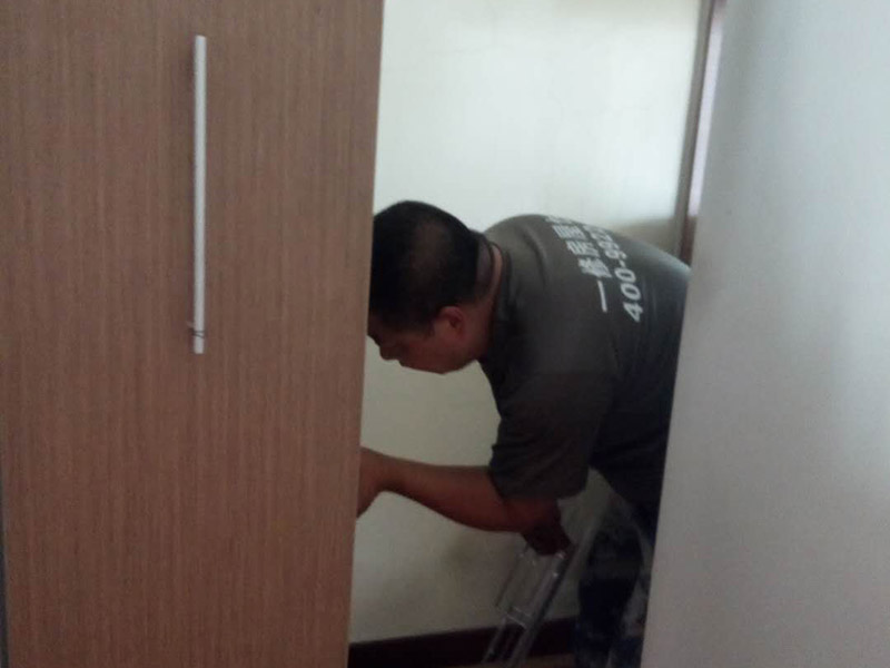 臥室衣柜安裝：我們在安裝前，需要準確的了解各部位板材的尺寸，明確知道這是哪個部位，那是哪個部位。這樣才不會弄混。對照安裝說明書中的步驟，來逐步進行，不可跨步跳步省步，否則都會直接影響到衣柜的安裝效果。并且它的零配件一定要檢查齊全，切勿丟失，否則會容易影響到衣柜的穩固性。